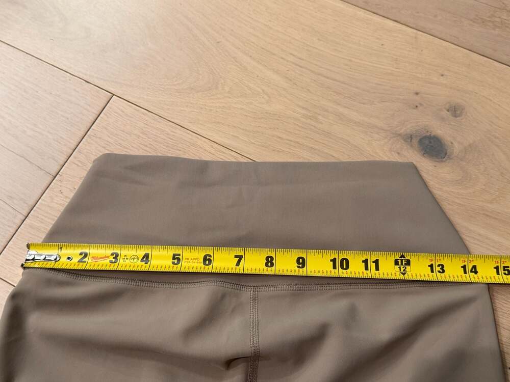 Alo Yoga High-Waist Vapor Leggings with Metallic Stripe Detail - Picture 8 of 10